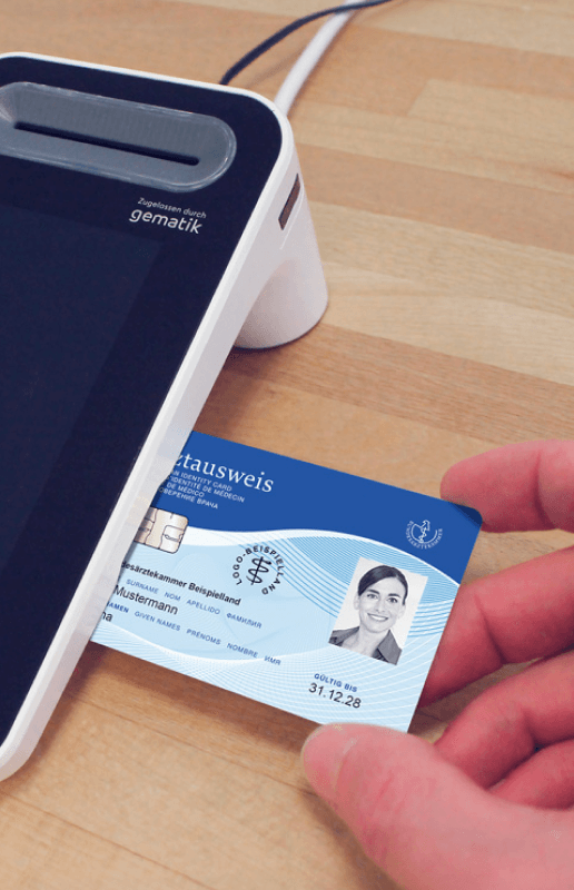 Kartenterminal-Cherry-eHBA_Hero Eine Hand steckt einen elektronischen Heilberufsausweis (eHBA) in ein von der gematik zugelassenes Kartenterminal, um mit der Telematikinfrastruktur (TI) arbeiten zu können.
